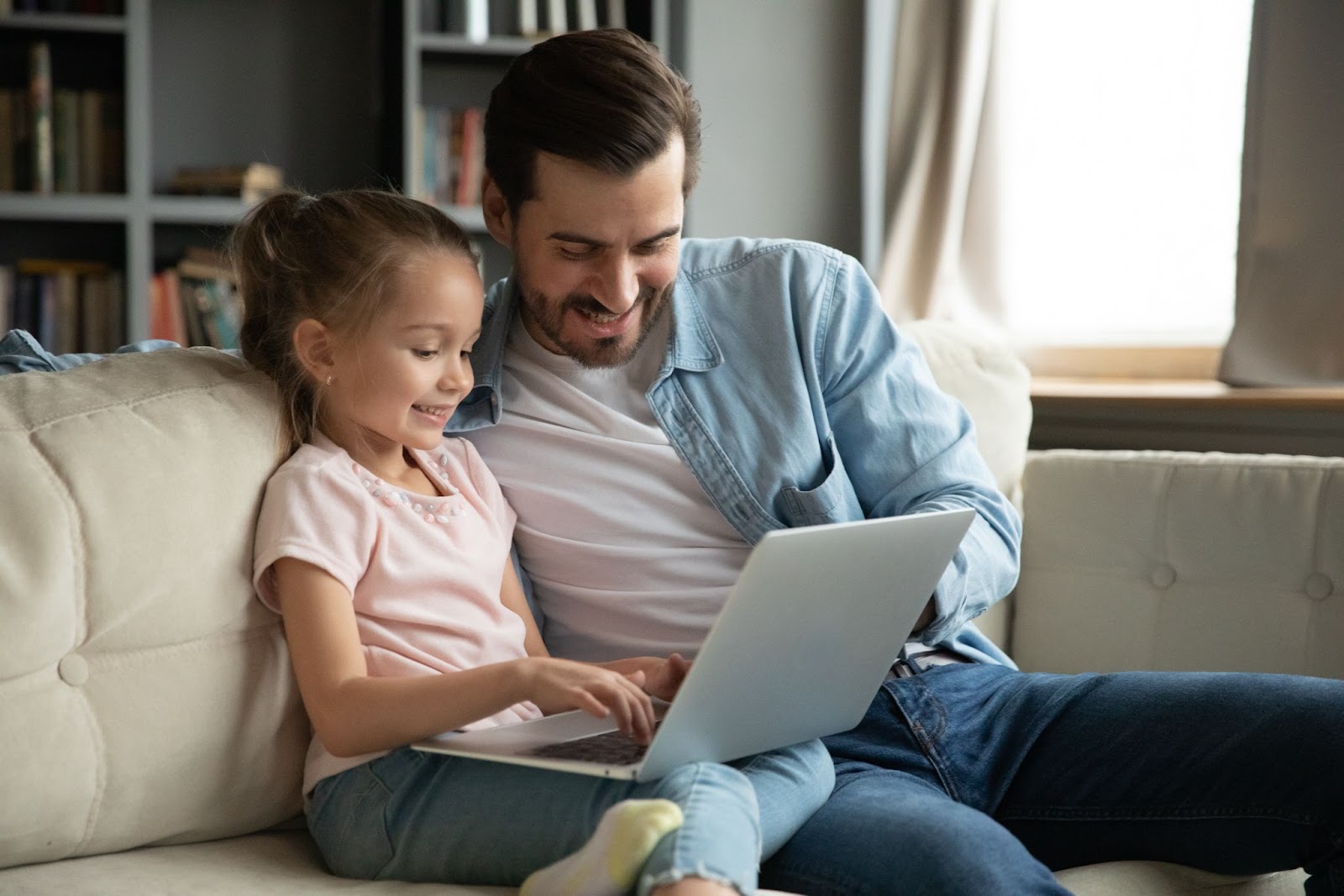 Vater und Tochter lernen online Englisch
