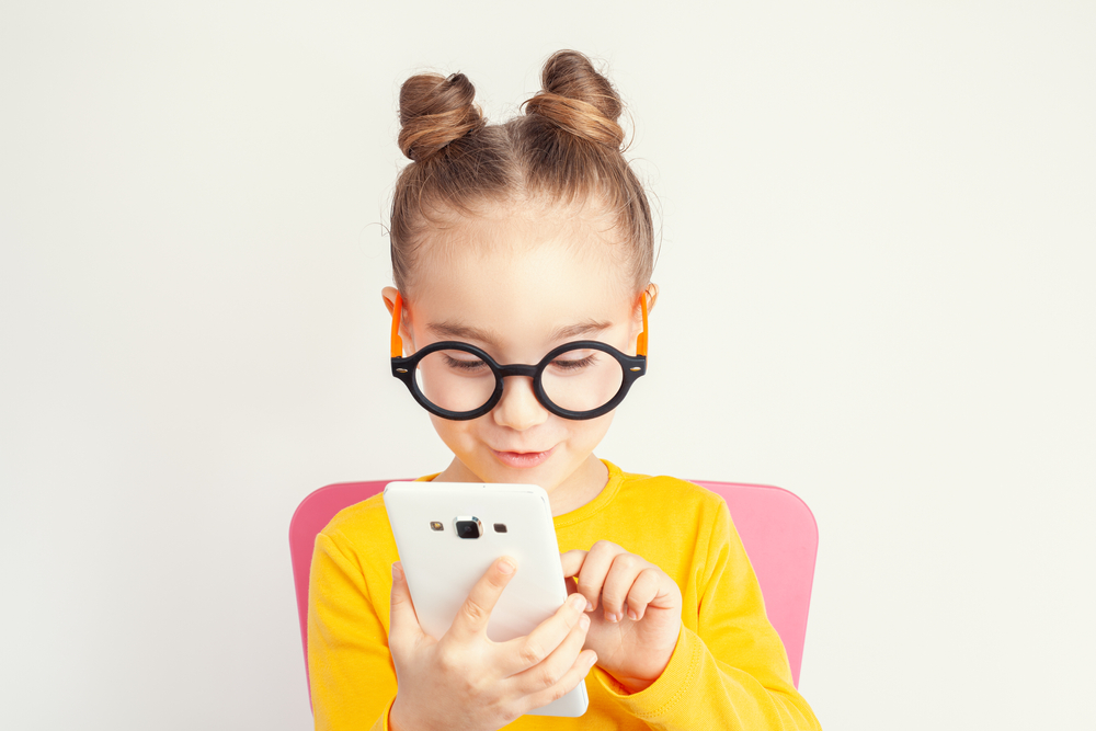 a Generation Alpha: Mädchen mit Smartphone