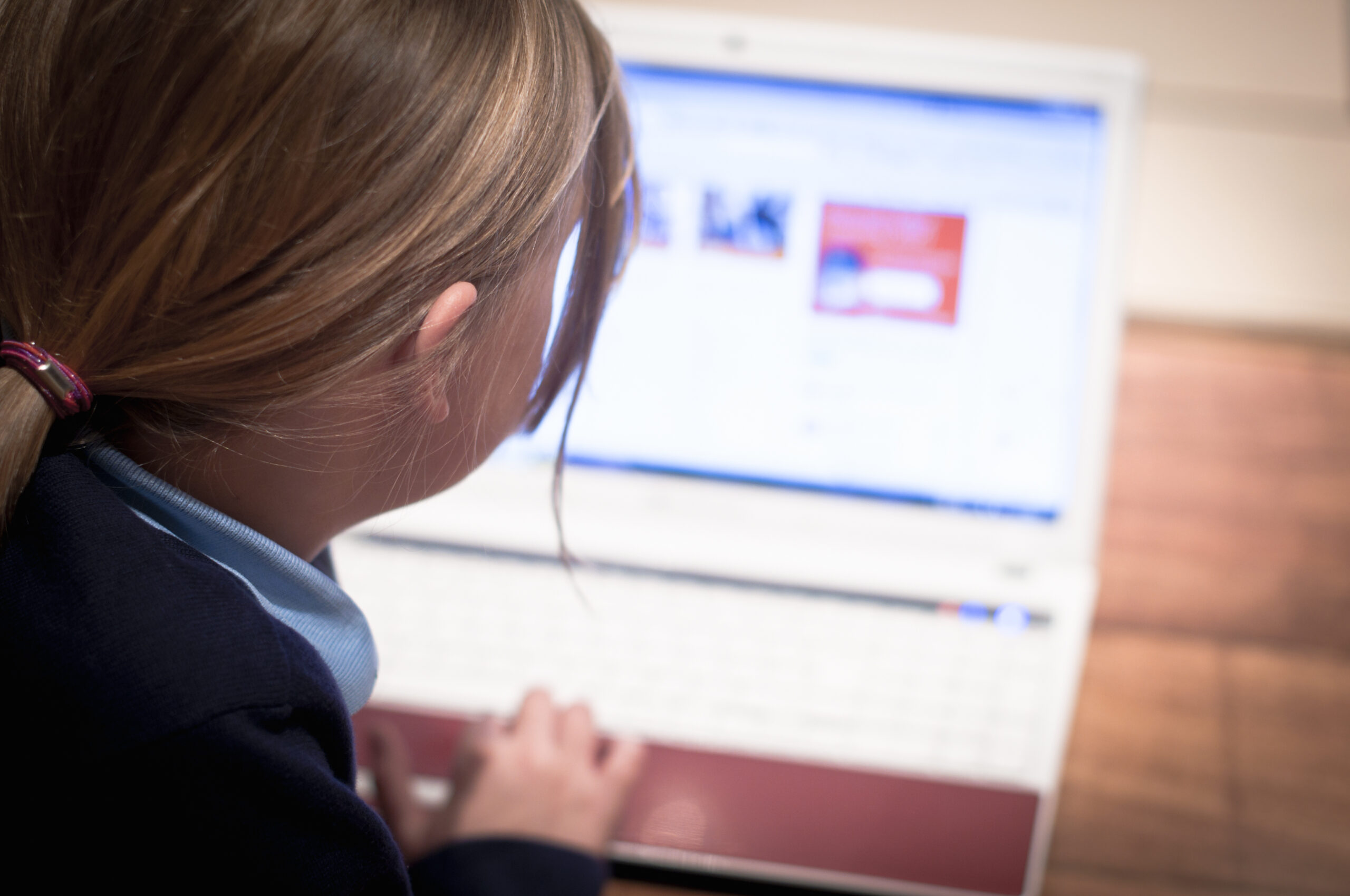 <strong>Cybersicherheit: 6 Gefahren im Internet für Kinder</strong>