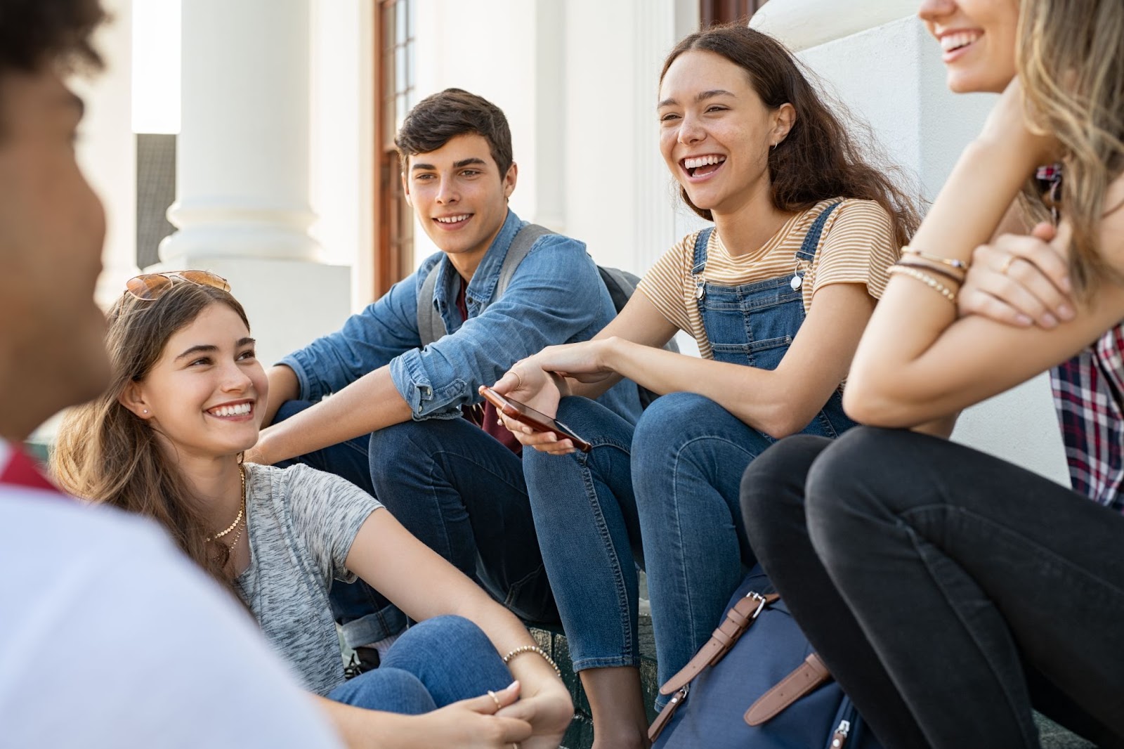 Teenager unterhalten sich in Jugendsprache