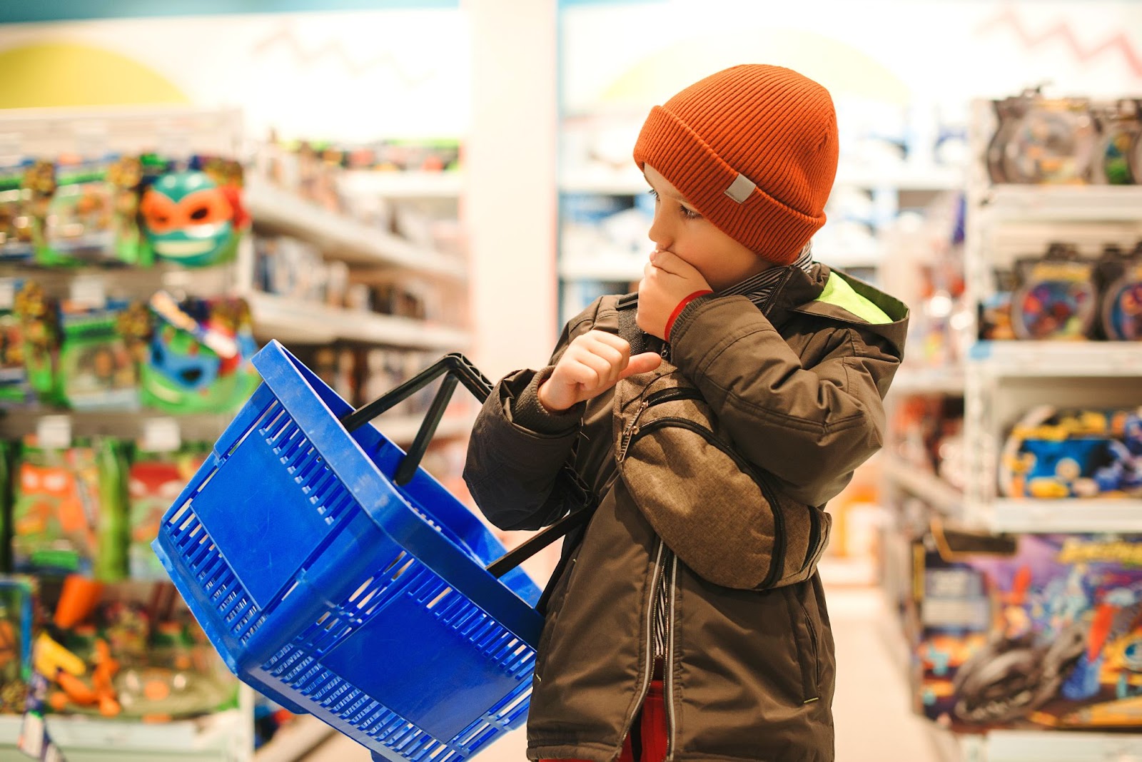 Kind hilft beim Einkaufen