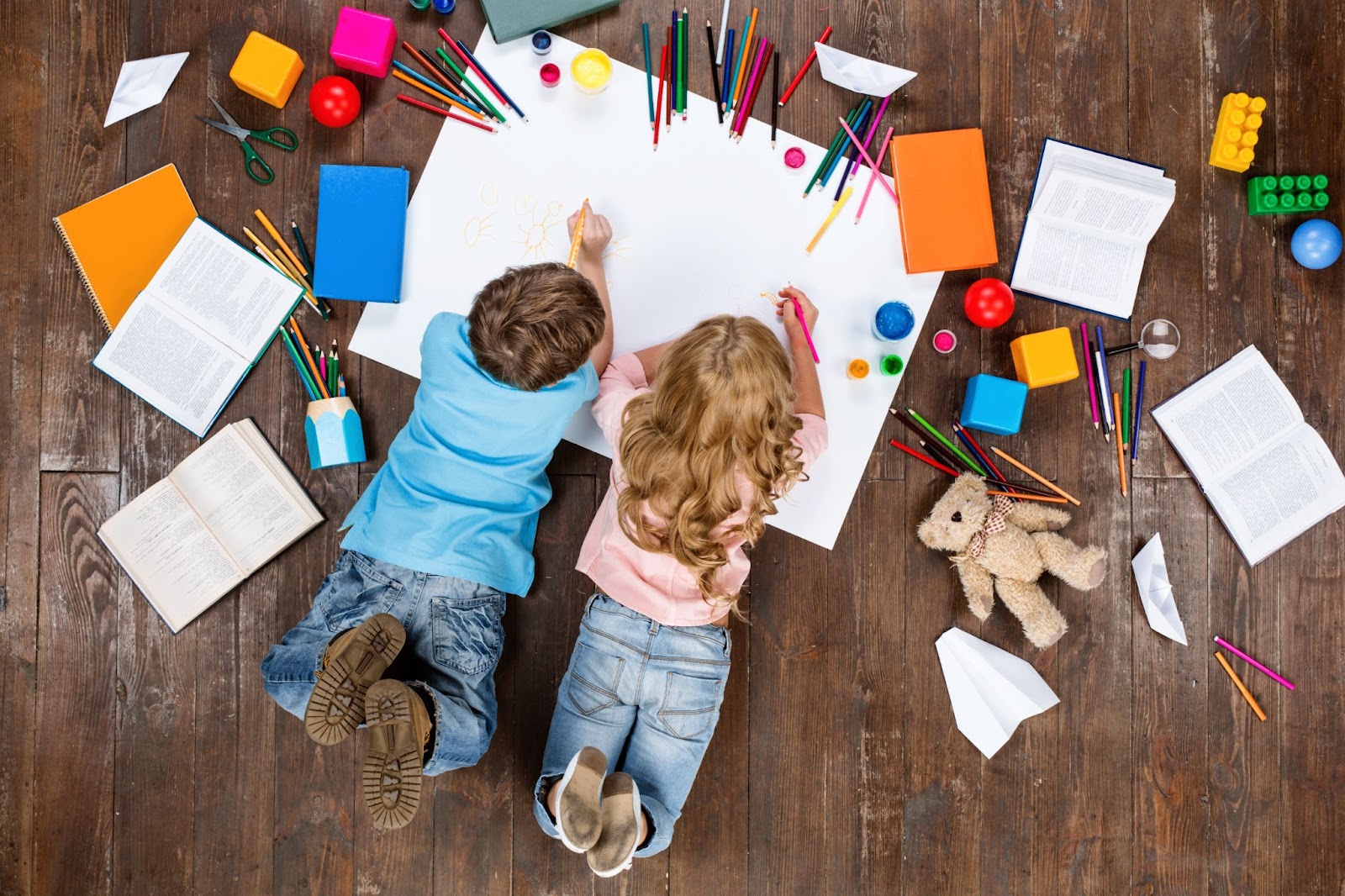 Kinder malen, um die Kreativität zu entfalten