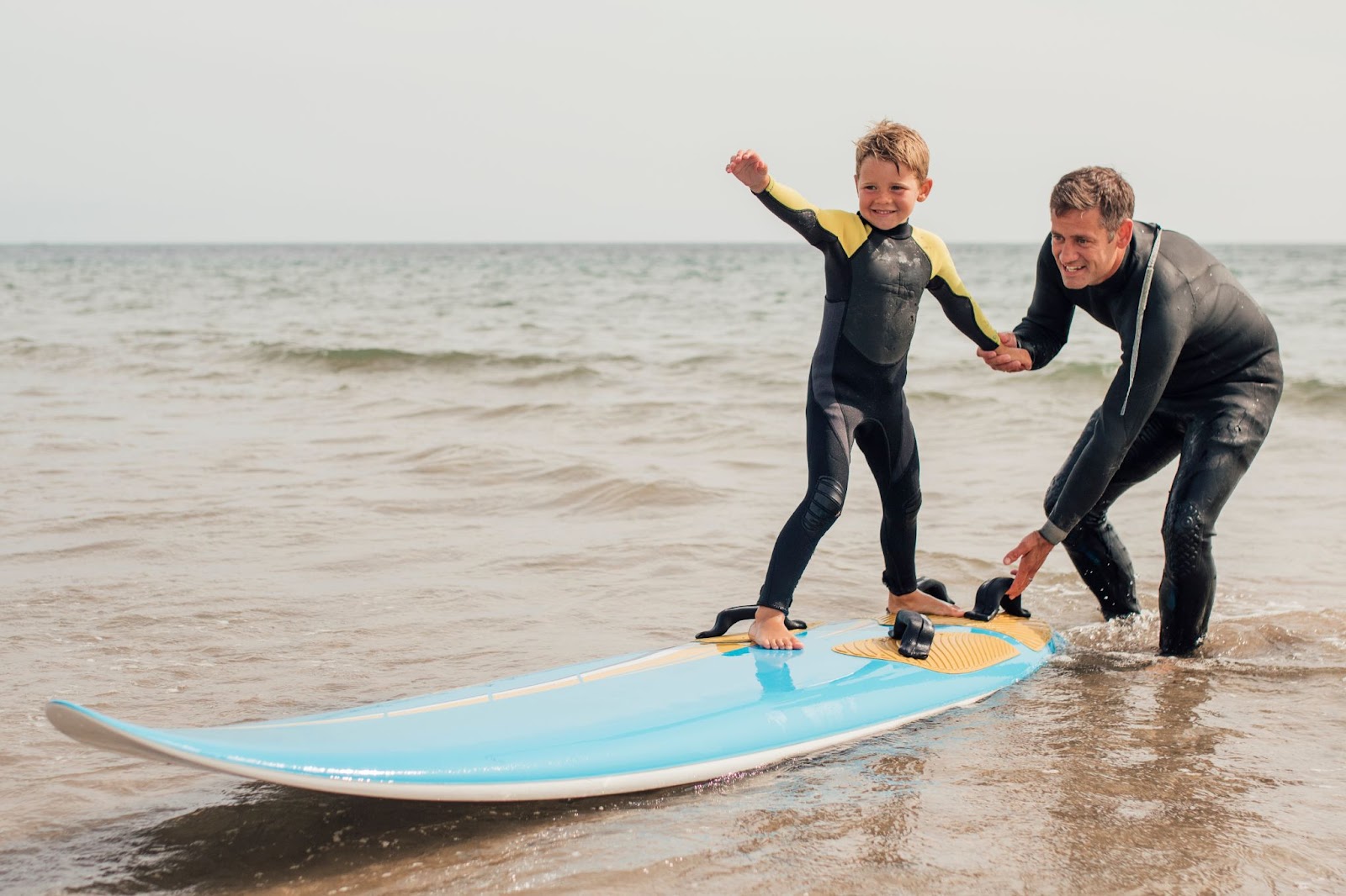 Vater und Sohn beim Surfen: eine gute Gewohnheit, die verbindet